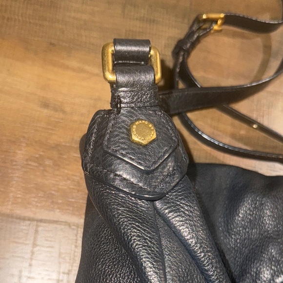 Marc Jacobs Black Leather Shoulder Bag with Gold Accents - Picture 4 of 7